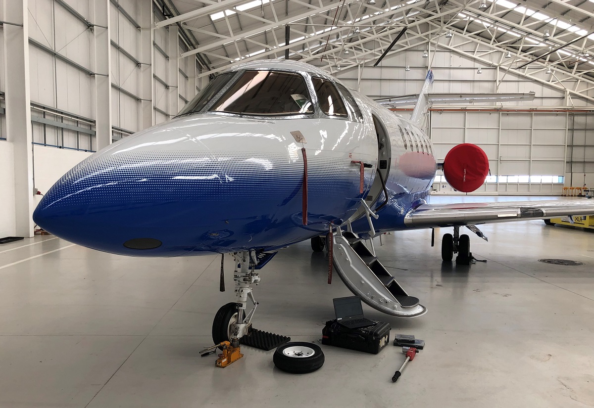 Hawker900XP nose wheel replacement